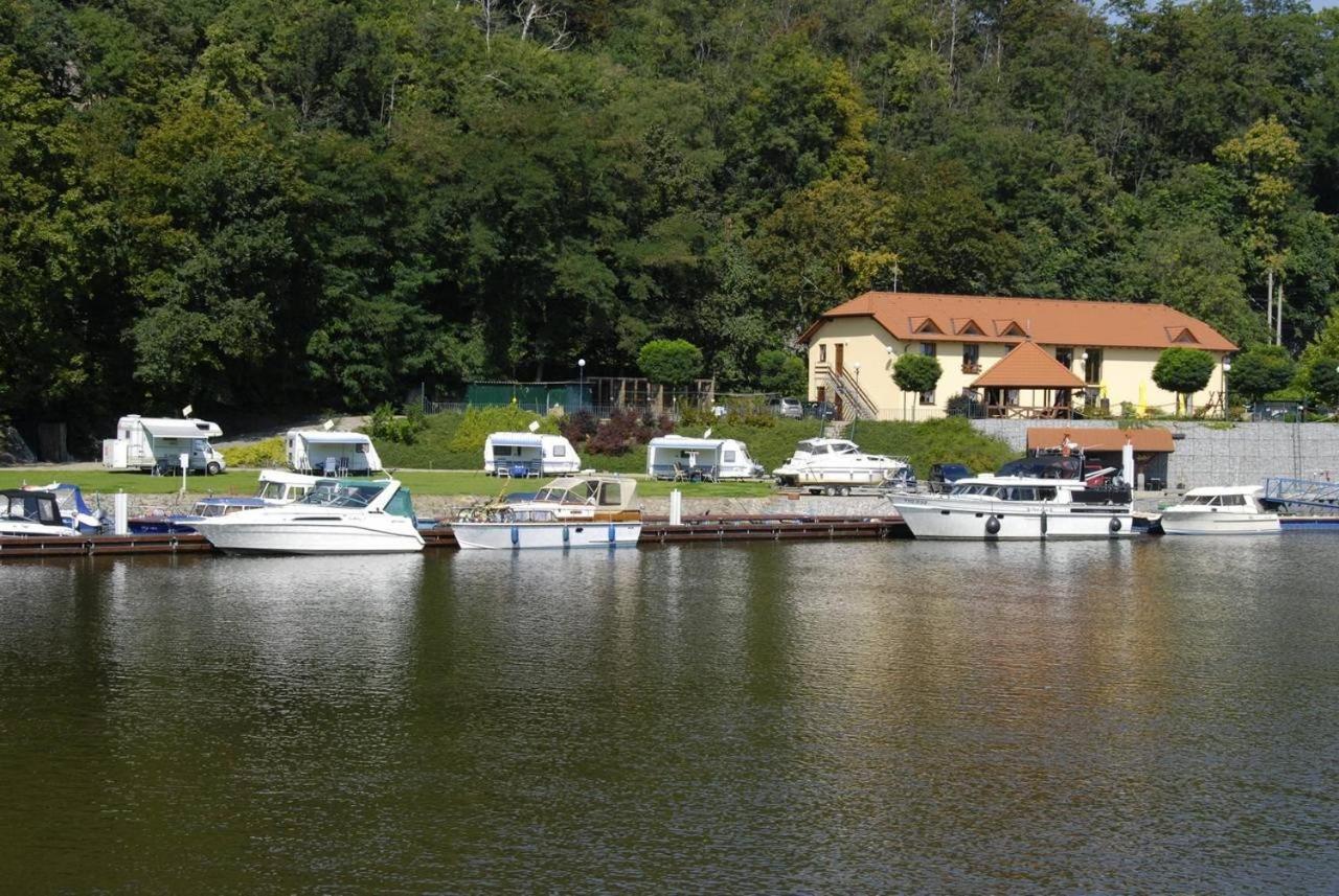 Hotel Marina Vltava à Nelahozeves Extérieur photo