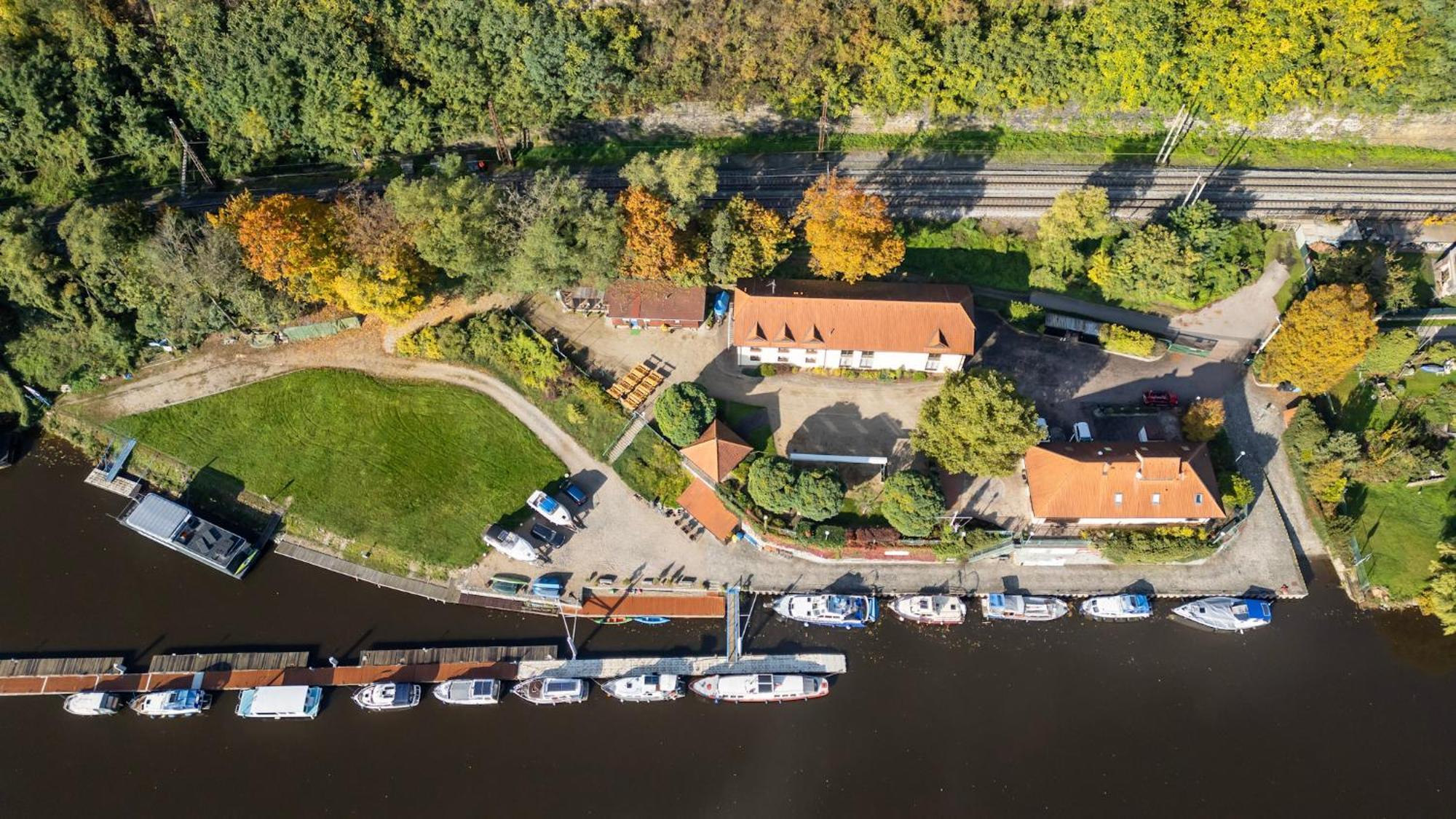 Hotel Marina Vltava à Nelahozeves Extérieur photo